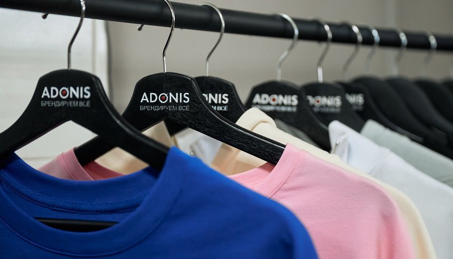 Готовая продукция на стойке в цехе Adonis - франшиза под ключ