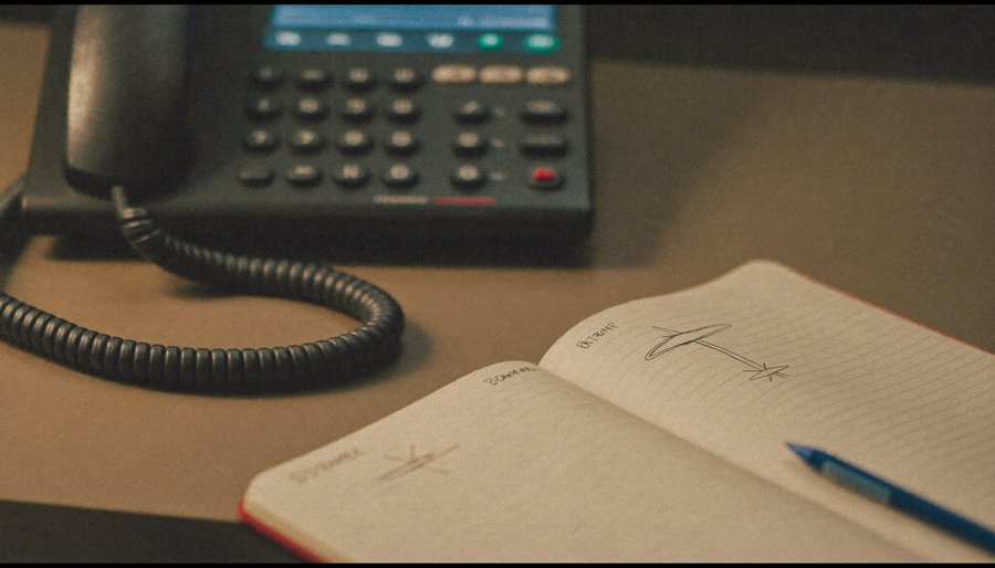 Телефонный звонок и блокнот с заметками — мифы о франшизе