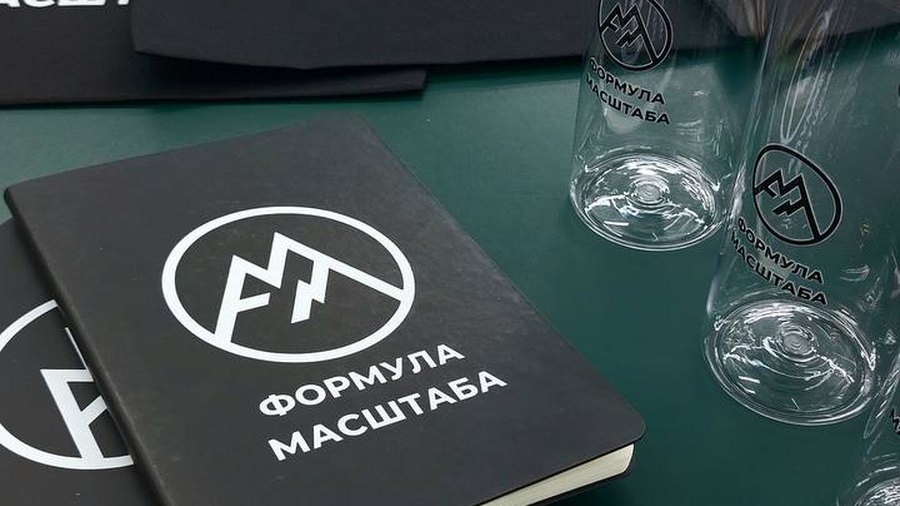 Корпоративный мерч в одной айдентике: кепки, бутылка, блокноты