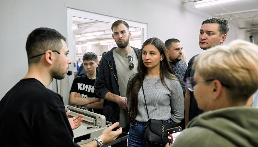 Как выбрать франшизу: будущие франчайзи задают вопросы сотруднику Adonis в цехе